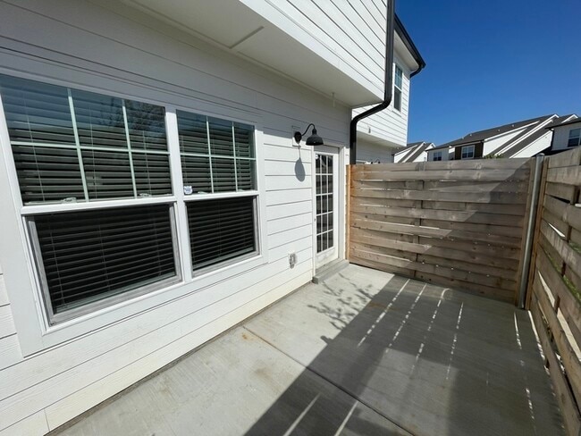 Building Photo - Robinson Rowhouses 2 bedroom with fenced p...