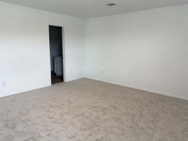 Building Photo - 940 Woodhaven Lks Dr