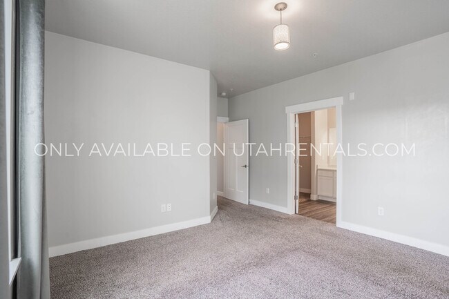 Building Photo - 71 W Silver Springs Dr