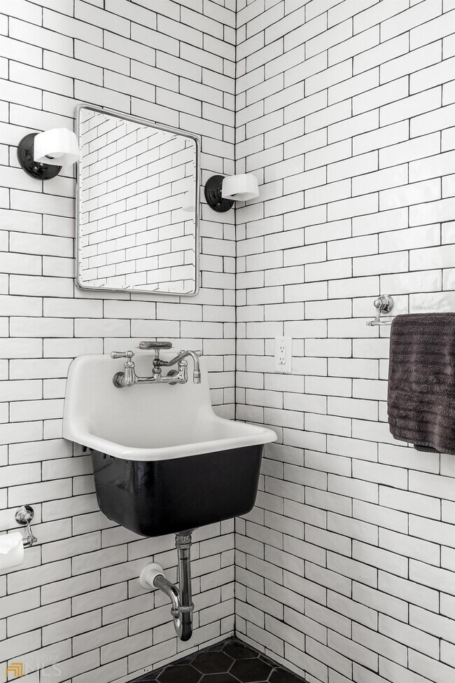 Building Photo - 3312 W Shadowlawn Ave NE