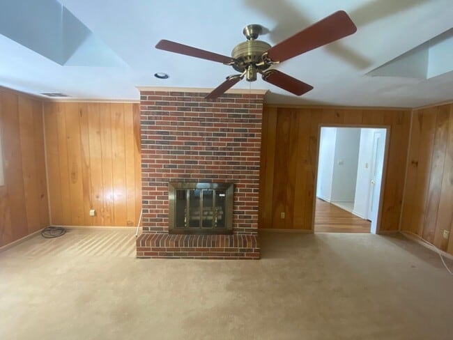 Building Photo - 2648 S Kings Rd
