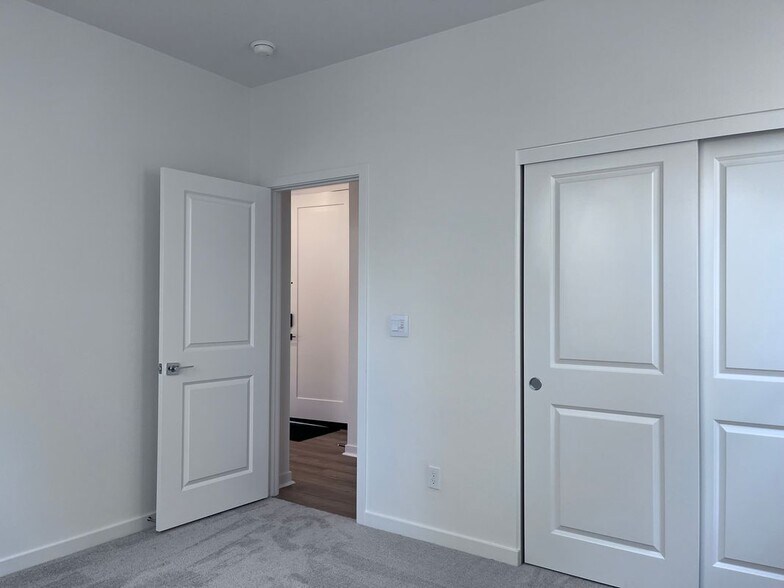 Building Photo - 4041 Pomelo Dr