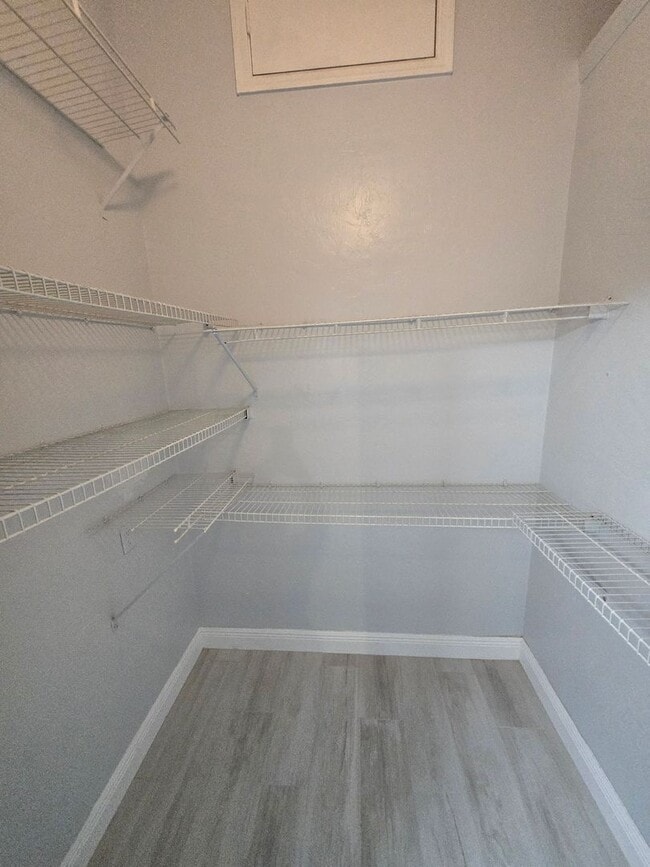 Building Photo - Beautiful and spacious remodeled unit