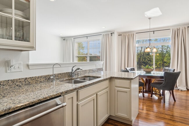 Building Photo - 34W685 Roosevelt Ave