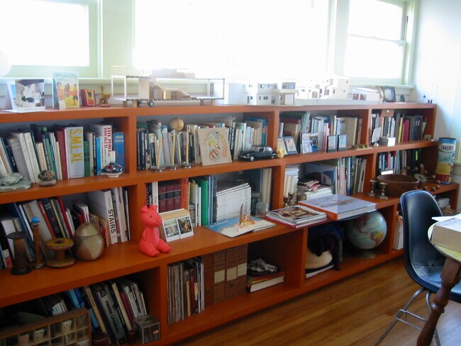 built-in bookcase/ seat in living room - 4741 Ellenwood Dr
