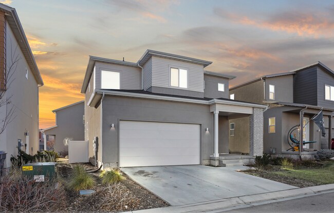 Building Photo - Cute 4-Bedroom Home in Vineyard!