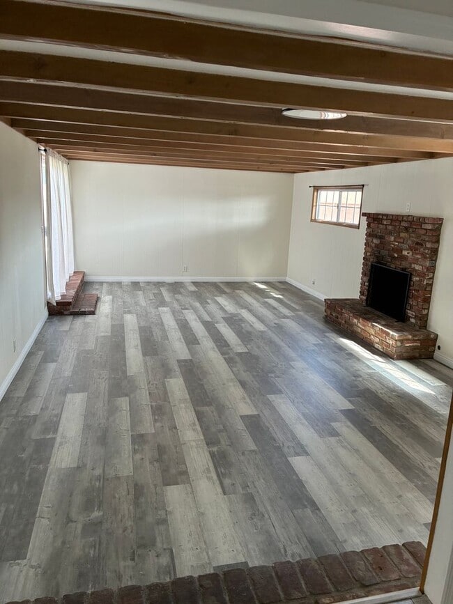 Building Photo - Beautiful 4 bed 3 bathroom