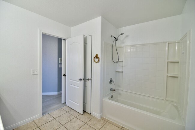 Building Photo - Spacious 4Bed/2Bath/2Car Home located in North Las Vegas w/ Pool!