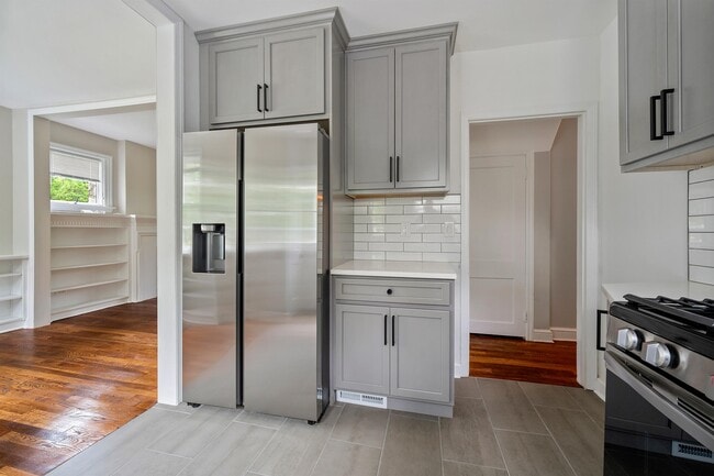 Building Photo - 1122 Lower Ferry Rd