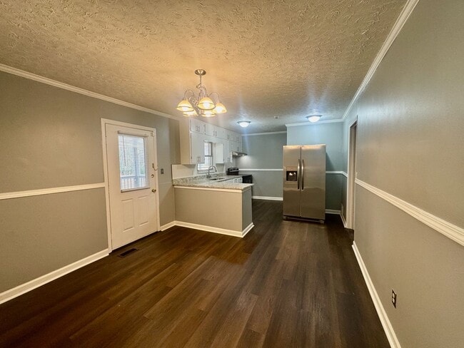 Building Photo - Convenient in Cobb!