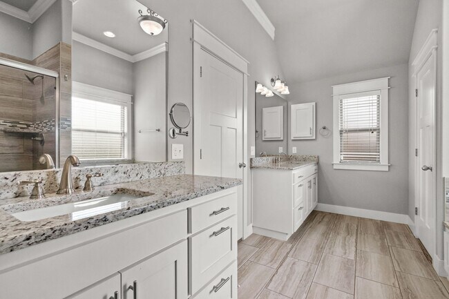 Building Photo - Come home to this stunning 4 bed/2 bath split floorplan home in Centerton!