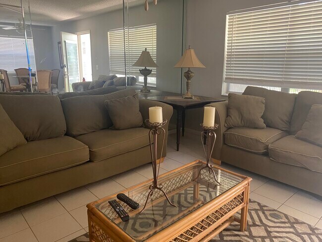 Building Photo - 542 Normandy Ln