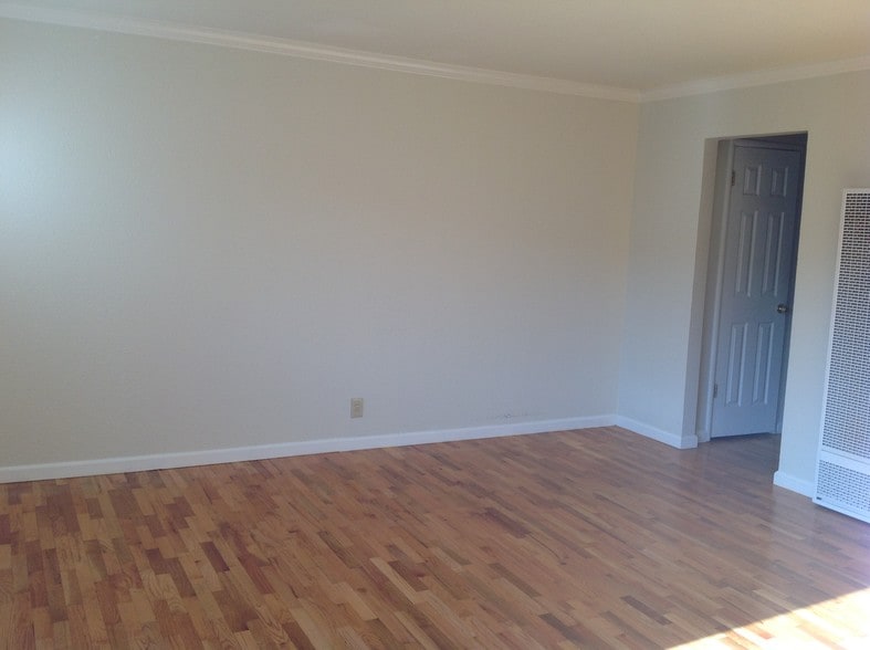 Building Photo - 2399 Karen Dr