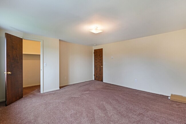 master bd w/ walk in closet - 2336 Peppermill Rd