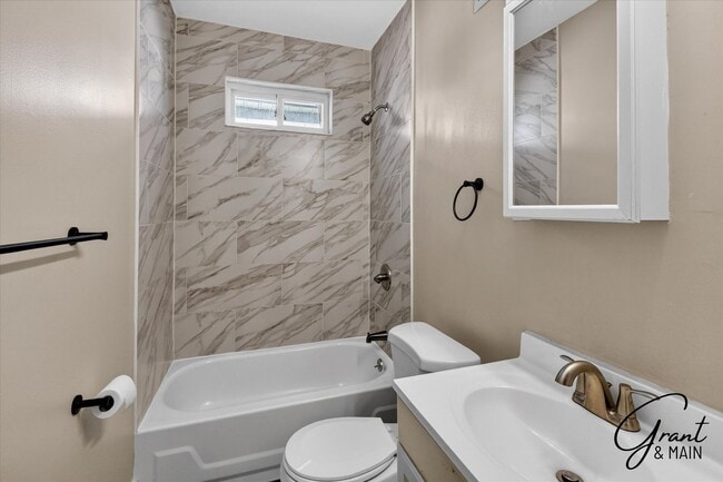 Building Photo - $1250 2 bedroom bungalow