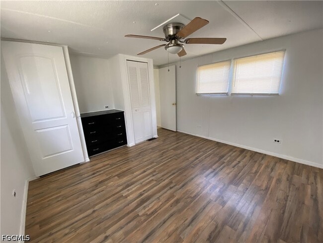 Building Photo - 121 Coachlight Ln