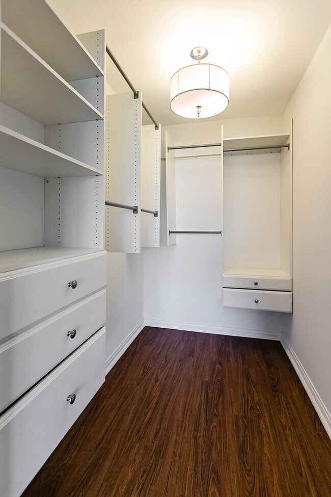 Building Photo - 3321 Bromley Ln