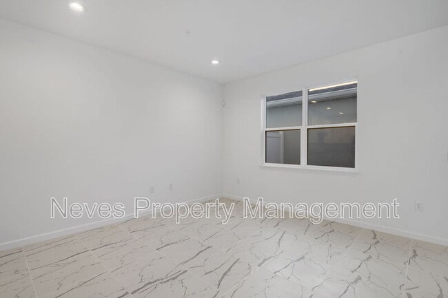 Building Photo - 1601 Pinecliff Dr