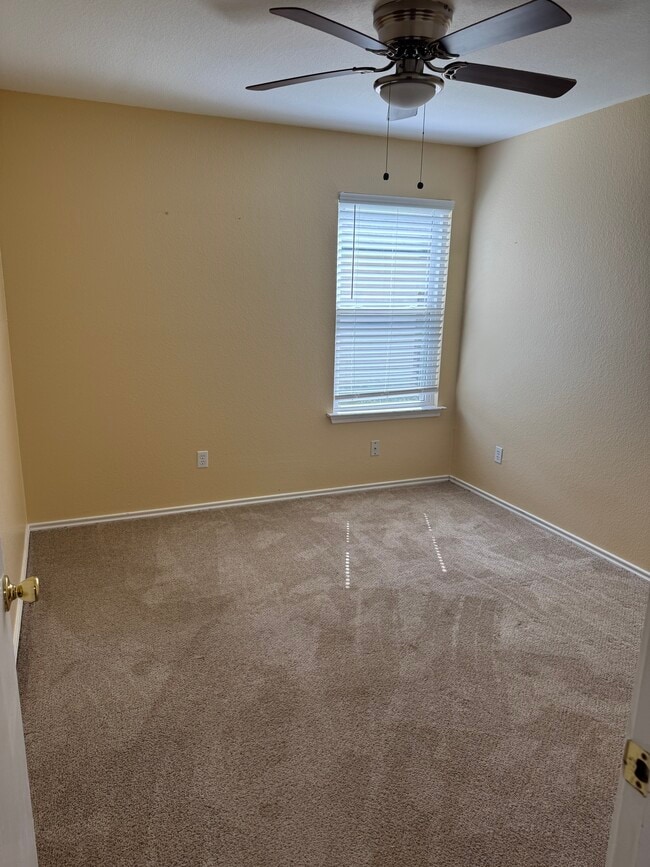 Building Photo - 450 Carriage Way