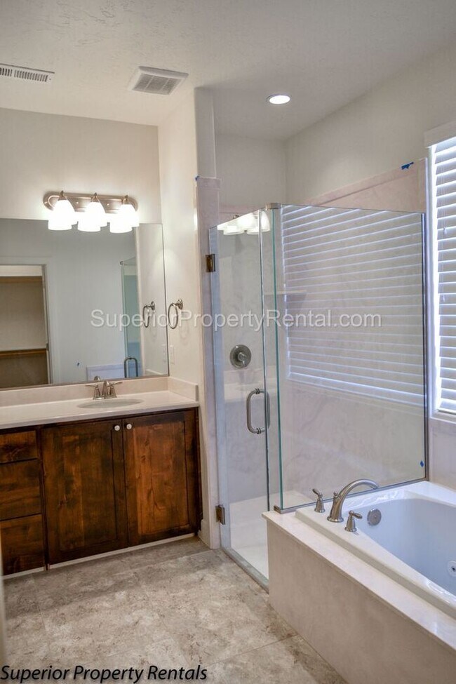 Building Photo - 4 bed, 2.5 bath home, 2 car garage with a large yard/ Pet friendly