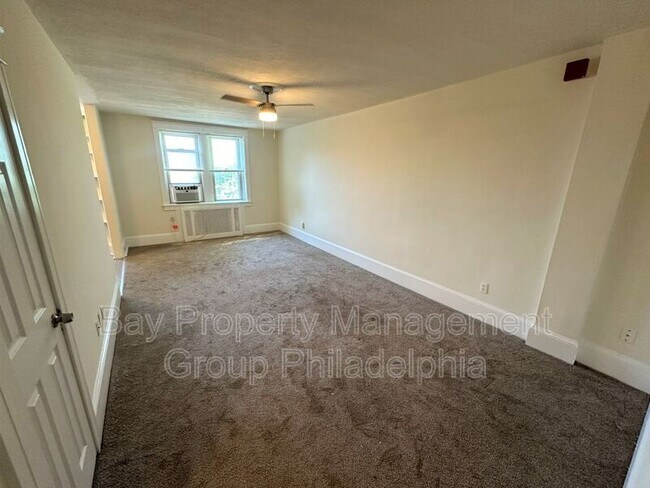 Building Photo - 2809 W Queen Ln