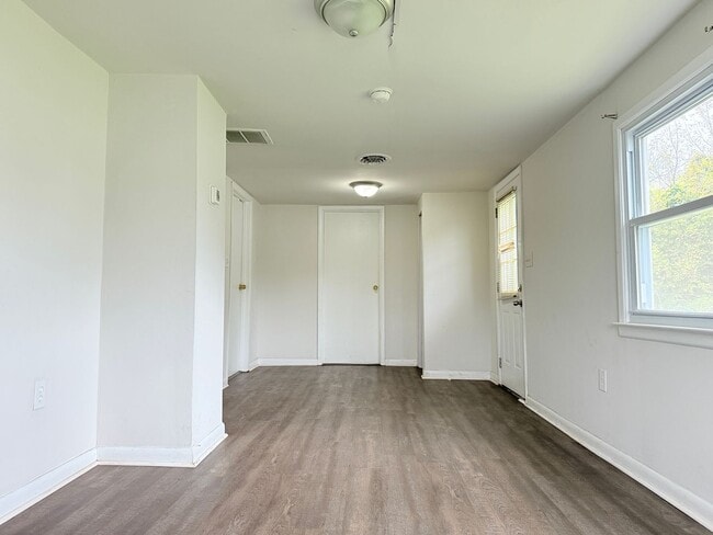 Building Photo - 2 bed, 1 bath Seaford Home with a Private Yard!