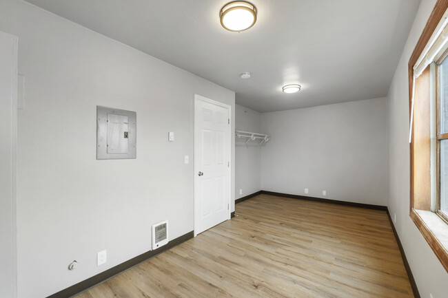 Building Photo - 403 1/2 Garfield St S-17