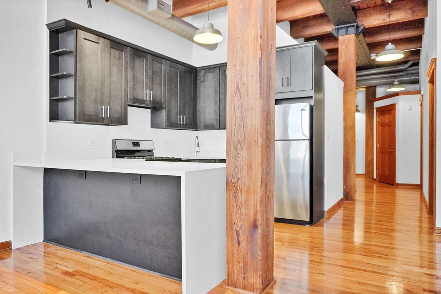 Building Photo - 216 N May St