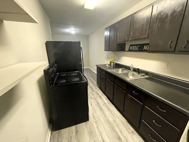Building Photo - Charming 1Bed/1Bath Apartment with Washer/Dryer Hookups!