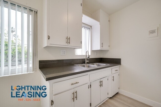 Building Photo - 14766 Delano St