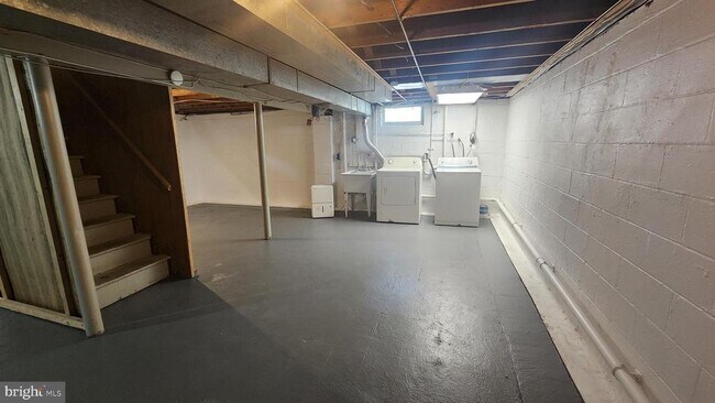 Building Photo - 216 Pomona Ave