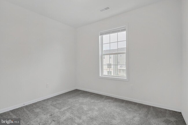 Building Photo - 2639 Maplewood Cir