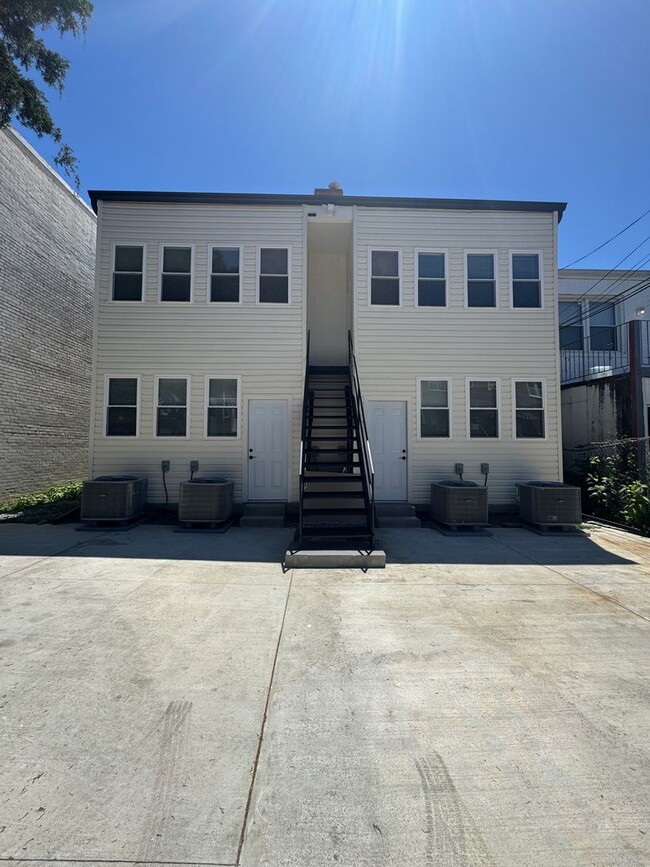 Building Photo - 1318 Holbrook St NE