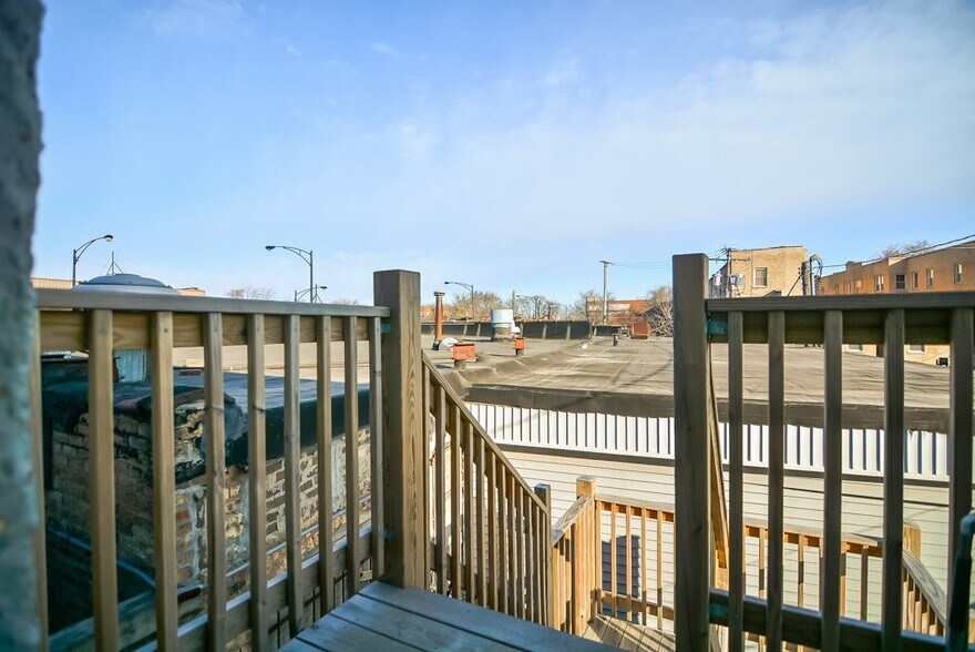 Building Photo - 1559 W Pratt Blvd