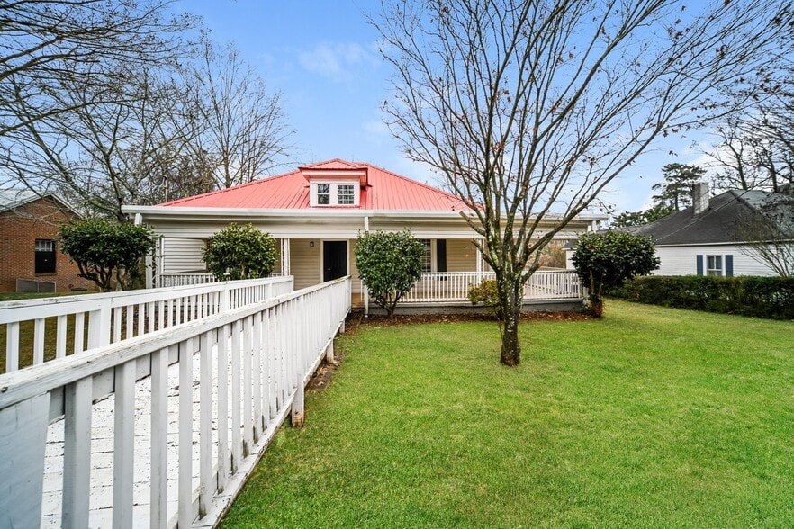 Building Photo - 815 Forrest Ave