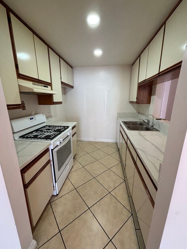 Building Photo - 10208 Pinewood Ave