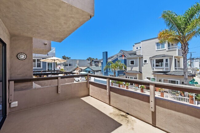 Building Photo - Mission Beach. 3 bedroom, 2.5 bath, 2 car garage,