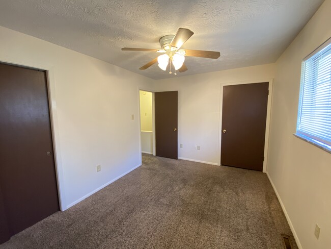 Building Photo - 5033 W Pea Ridge Rd