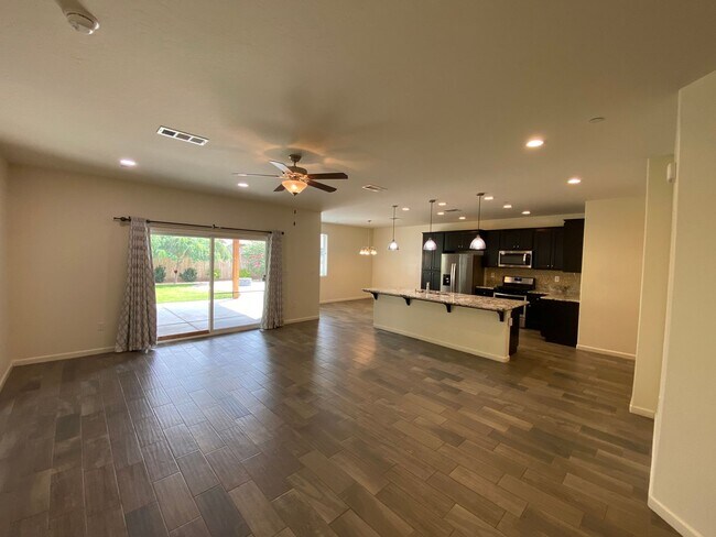 Building Photo - Tulare home coming soon!