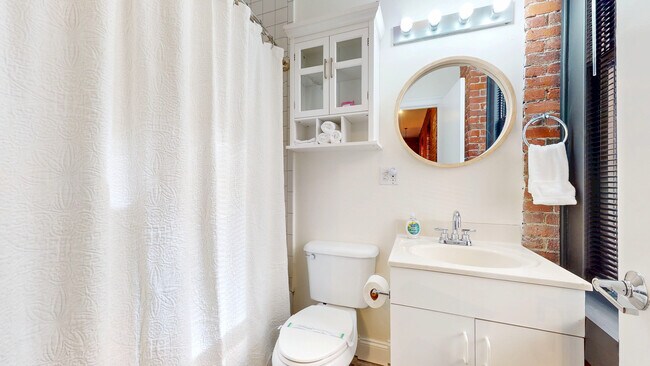 Building Photo - 19 Stanhope St