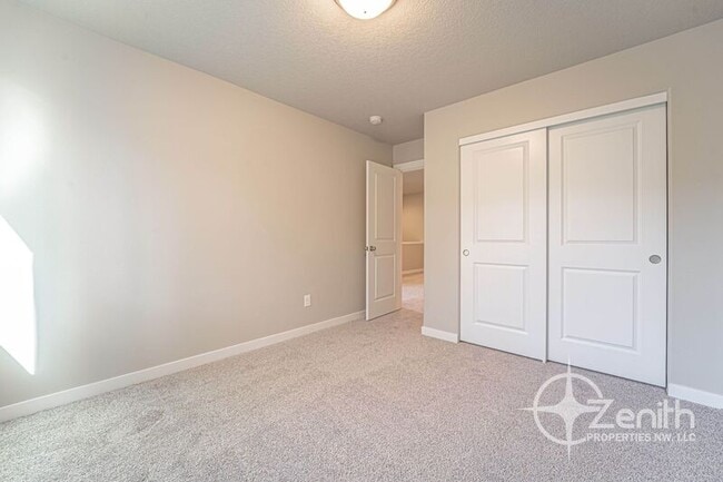 Building Photo - 4716 NE 37th Ct