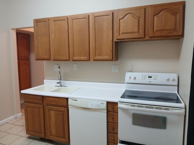 Building Photo - 705 S Poplar St