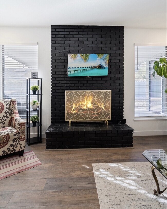 Building Photo - Fully Furnished Executive Rental in Las Ve...
