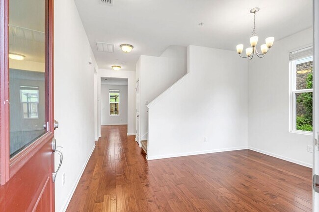 Building Photo - 1038 Livingstone Ln