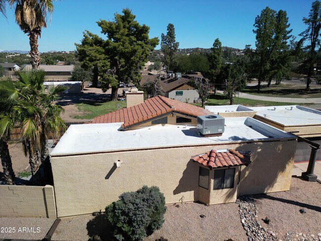 Building Photo - 848 E Roberts Rd