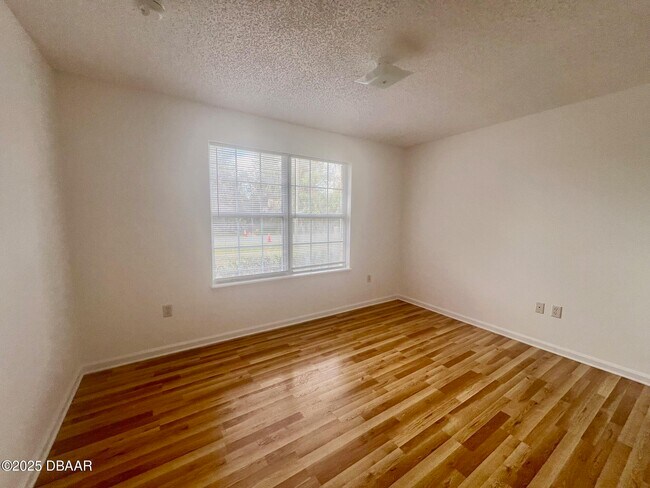 Building Photo - 11 Plainview Dr