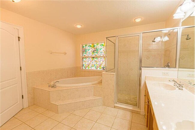 Building Photo - 920 SW Capri St