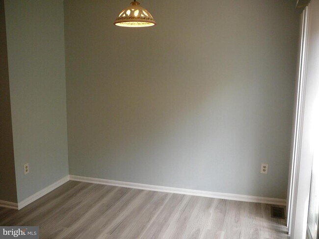 Building Photo - 406 Park Cove Dr
