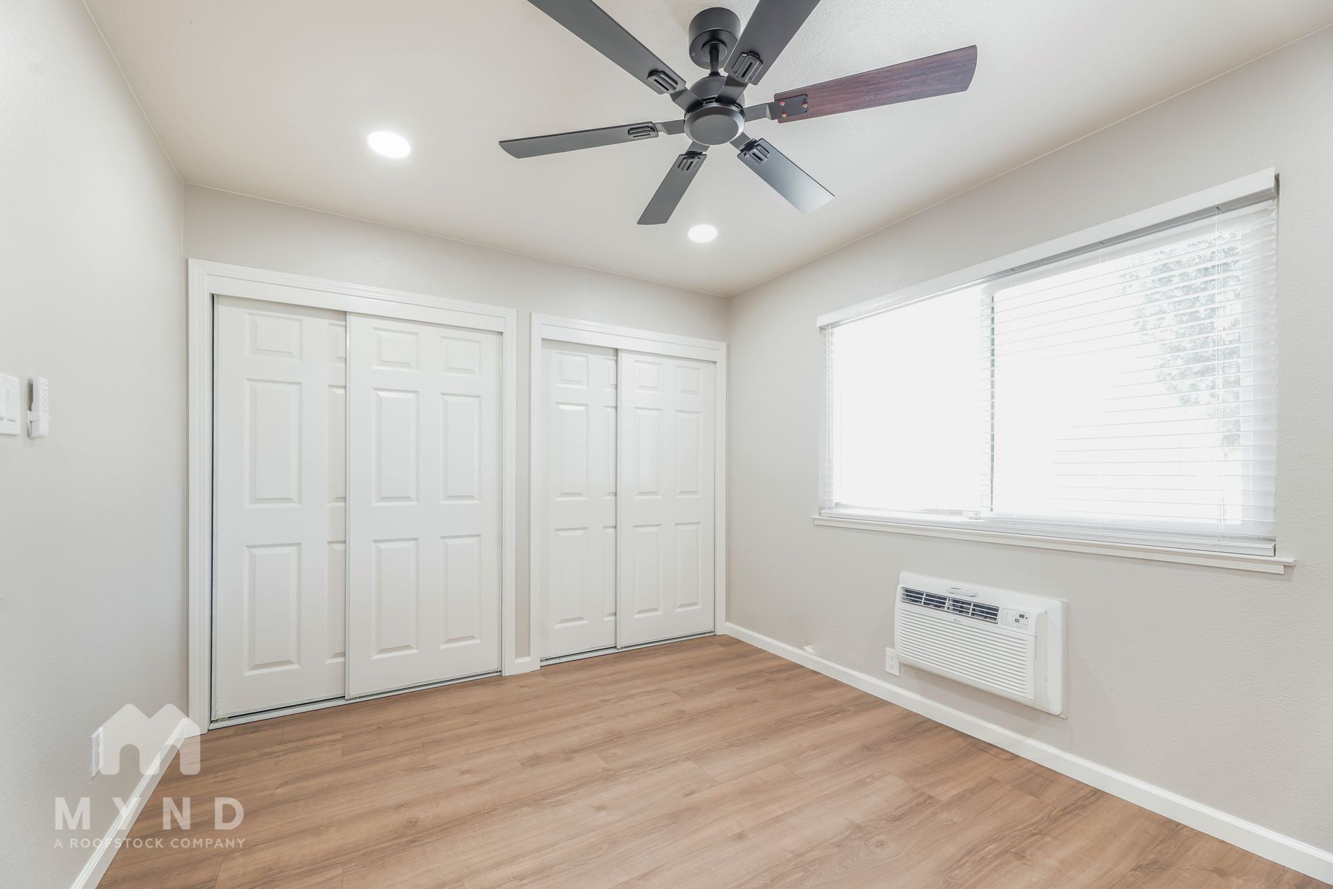 Building Photo - 905 Carro Dr