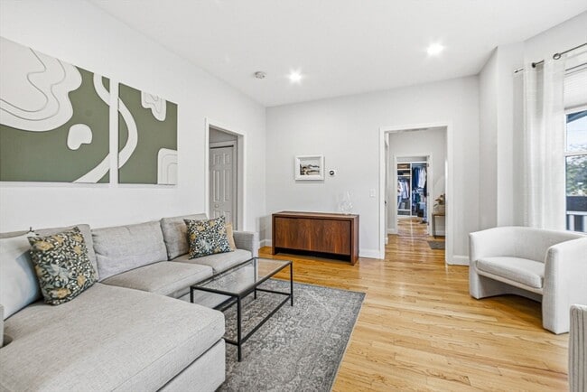 Building Photo - 659 Moody St